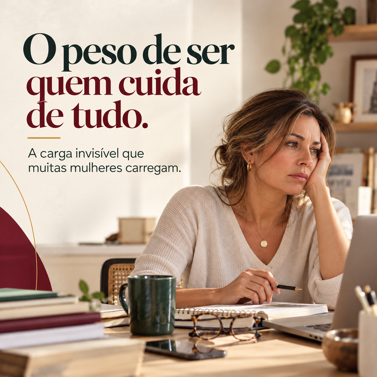 Mulher adulta sentada à mesa de trabalho, em uma cena que representa sobrecarga de cuidado e responsabilidades no dia a dia.