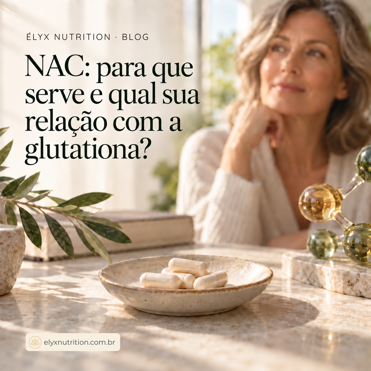 Imagem de um recipiente com cápsulas de NAC sobre a mesa e uma mulher com semblante pensativo ao fundo 