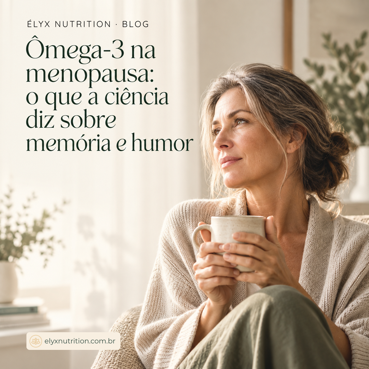 imagem de uma mulher sentada com uma caneca olhando peça janela após acordar