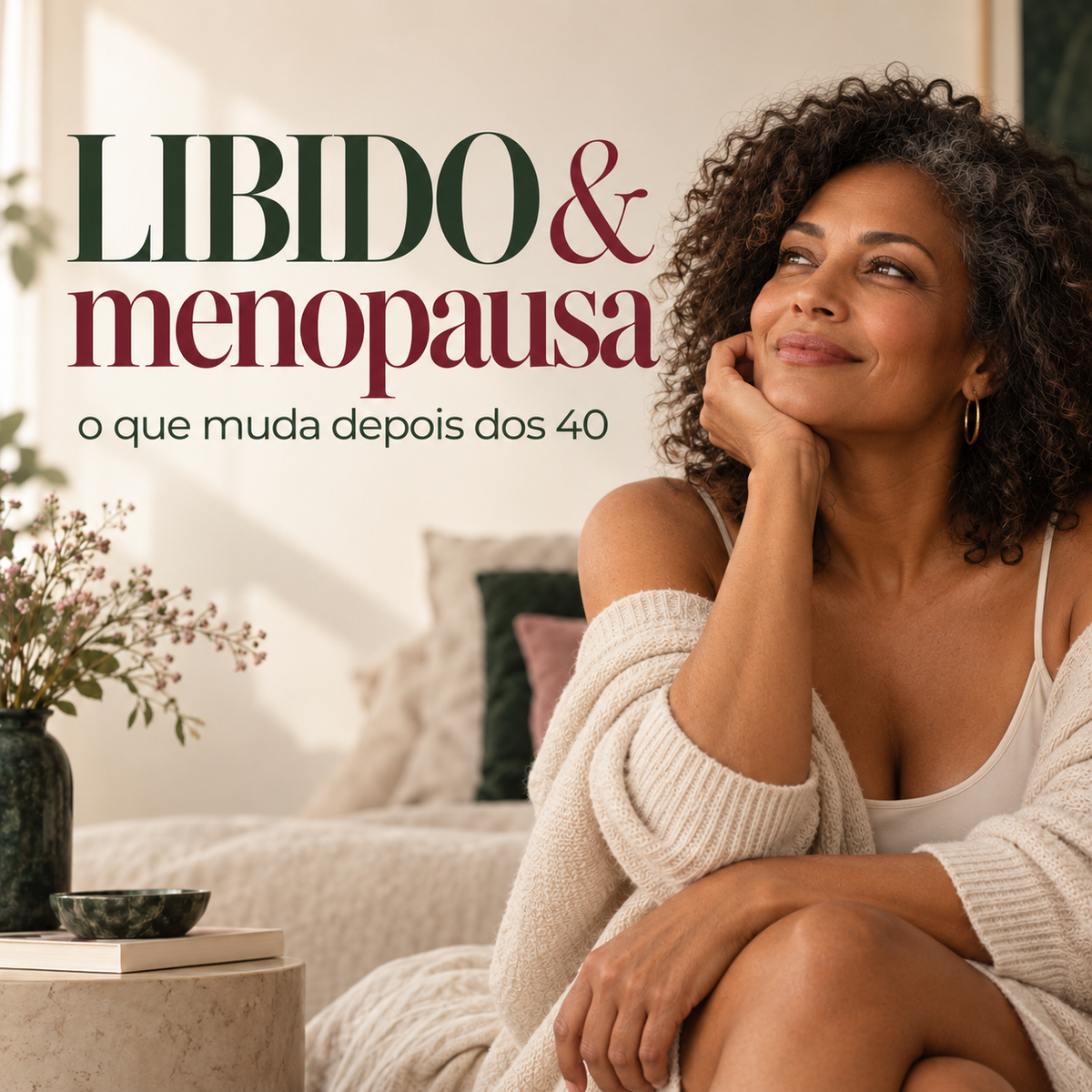 Mulher 40+ em ambiente acolhedor na capa do artigo sobre libido, menopausa e mudanças no desejo depois dos 40.